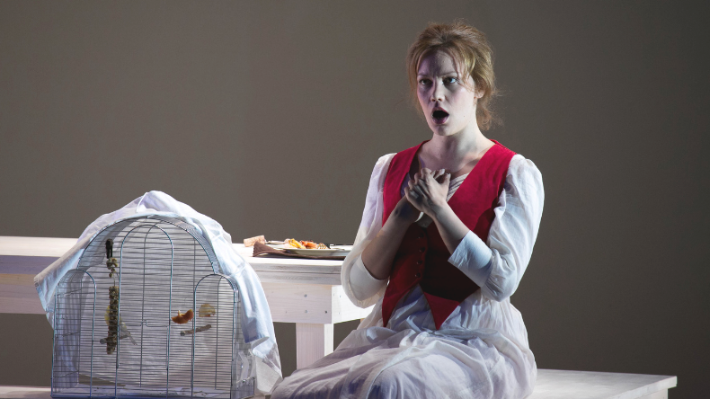 Maarit Aura on laulaja, laulunopettaja ja äänivalmentaja.